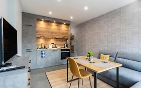 Urban Five #2 - Stylish One-Bedroom Apartments With Kitchen & Parking